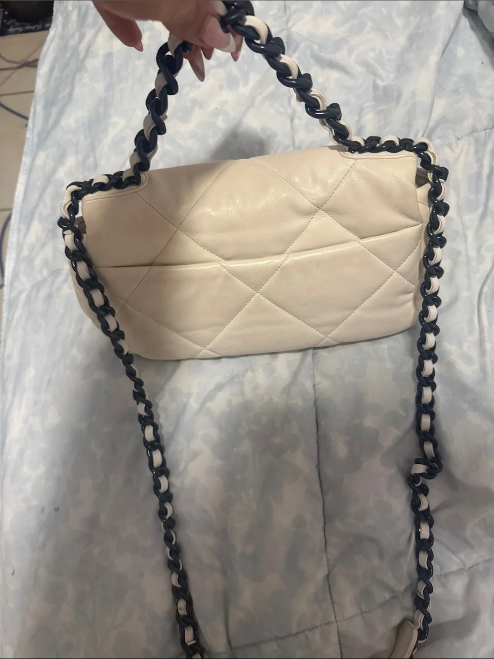 CHANEL Cream Quilted Leather Shoulder Bag with Black Chain